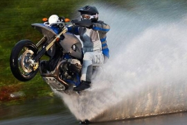 Pogledajte kako se vozi motor po moru (VIDEO)