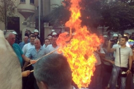 Radikalima zabranili miting, Šešelj zapalio hrvatsku zastavu (FOTO)