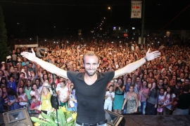 Amela Tuku u Kaknju dočekalo 15.000 ljudi (VIDEO)