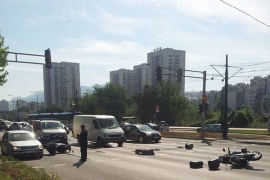  U sudaru dva motora i kombija povrijeđene dvije osobe (FOTO)