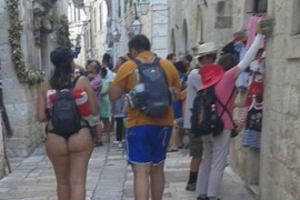 Zbog turistkinje u tangama Dubrovnik kreće u borbu protiv golotinje