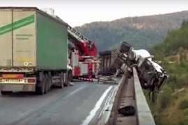 Kao na filmu: Kamion visio nad provalijom dubokom 130 metara (VIDEO)