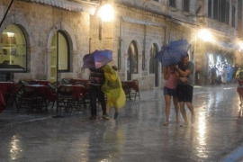 Na Stradunu zbog nevremena uključena javna rasvjeta