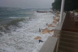 Na crnogorskom primorju vjetar nosi sve pred sobom