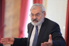 Pecnik: Prestati sa lešinarenjem nad Srbima i ćirilicom