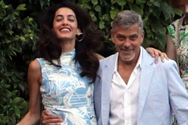  Amal Kluni u romantičnoj cvetnoj haljini za vožnju jahtom (FOTO)