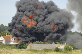 Vojni avion pri padu zakačio automobile, sedmoro mrtvih, pilot živ ...