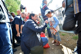Gašić: Dodatni kamp za migrante, nedovoljno hrane i vode (FOTO)
