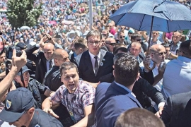 Ogroman propust policijskih tijela BiH: Vučića u Srebrenici od rulje ...