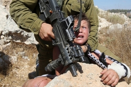 Palestinke postale internet hit: Pretukle vojnika koji je htio uhapsiti ...