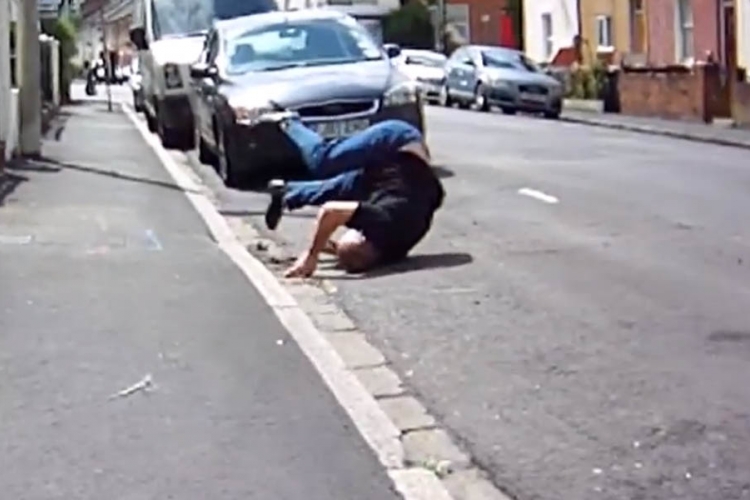 Napao biciklistu, pa se strmoglavio (VIDEO)