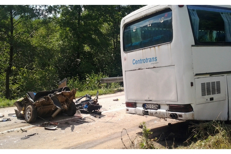 U sudaru autobusa i golfa kod Milića četvoro povrijeđenih