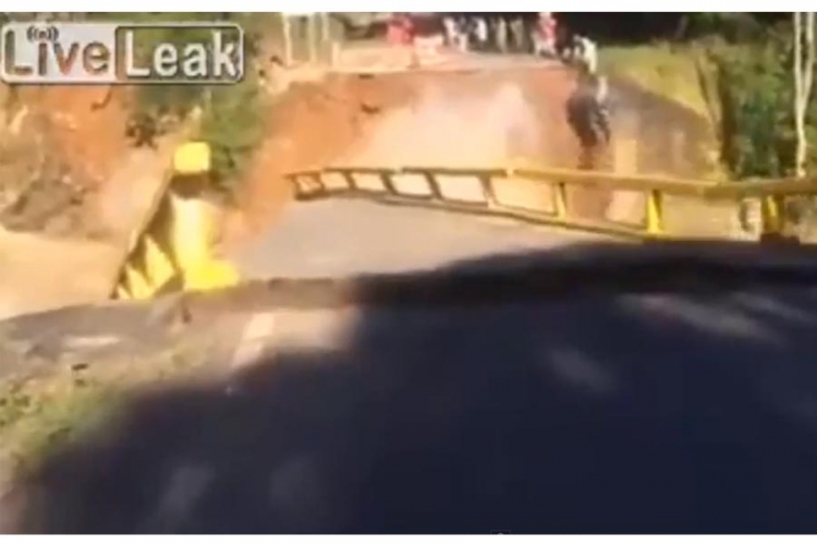 Za dlaku izbjegli smrt na mostu (VIDEO)