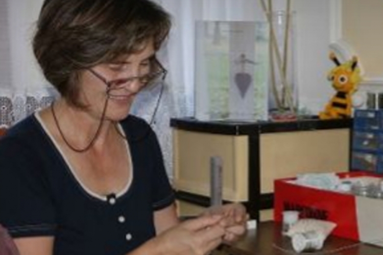 Dragana Čorokalo hekla nakit od posrebrene i obojene žice