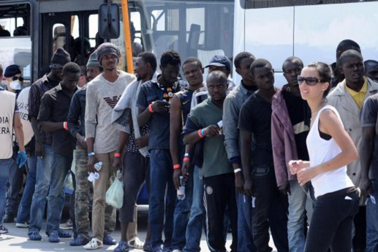 Oko 1.700 imigranta pokušalo ilekalno proći ispod La Manša, povrijeđen policajac