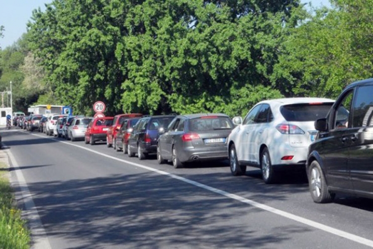 Izuzetno pojačan intenzitet vozila, na izlaz se čeka tri i po sata