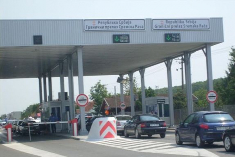 Obustavljen saobraćaj na prelazu Rača