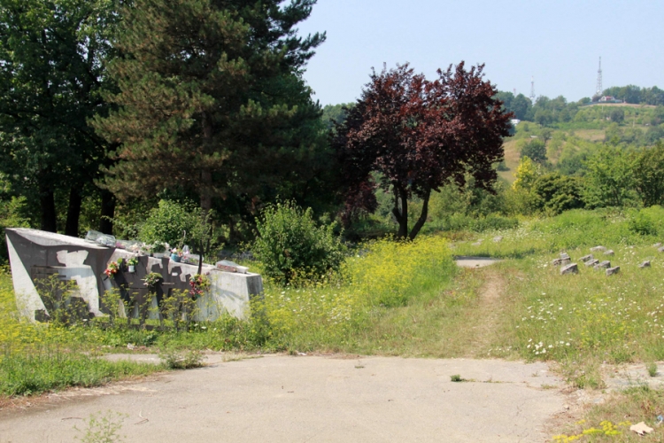 Rupe i uzak put u Pobrđu muče vozače (FOTO)