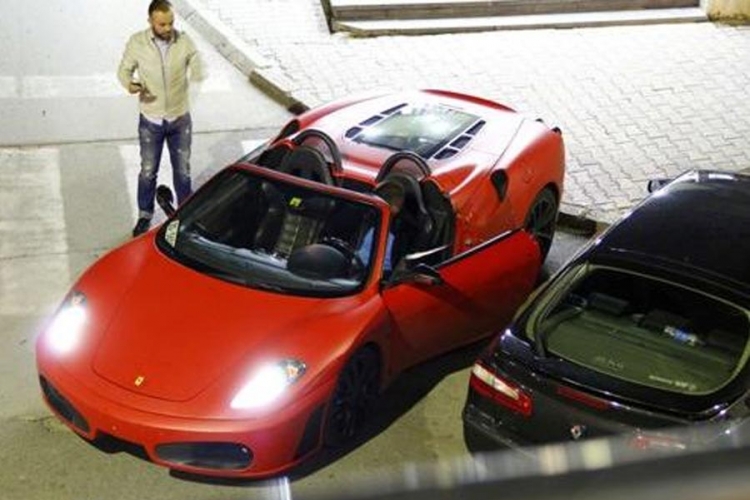 Vozač Ferarija zbog parkinga "pao" i u Prijedoru