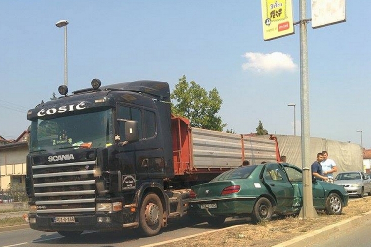 Banjaluka: U saobraćajnoj nezgodi povrijeđena žena (FOTO)