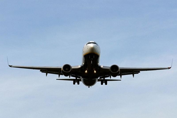 Pilot sjekirom razvalio vrata toaleta zbog pijanog putnika