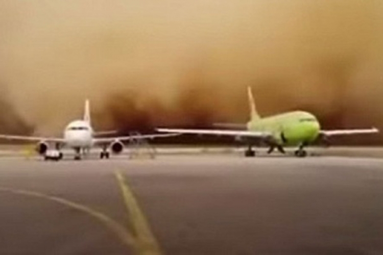 Pješčana oluja progutala aerodrom (VIDEO)