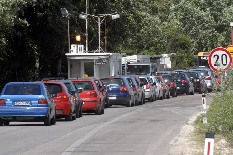 Na graničnim prelazima zadržavanje do 30 minuta