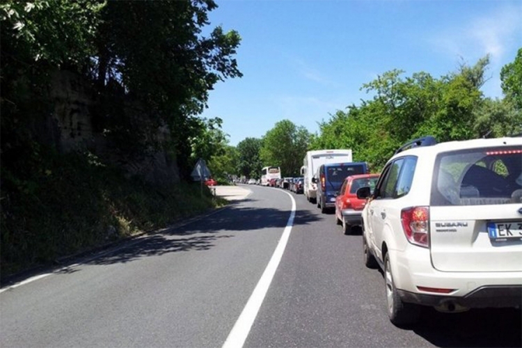 Na Doljanima se čeka sat vremena