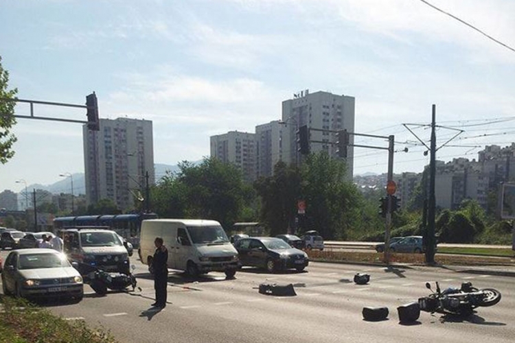  U sudaru dva motora i kombija povrijeđene dvije osobe (FOTO)