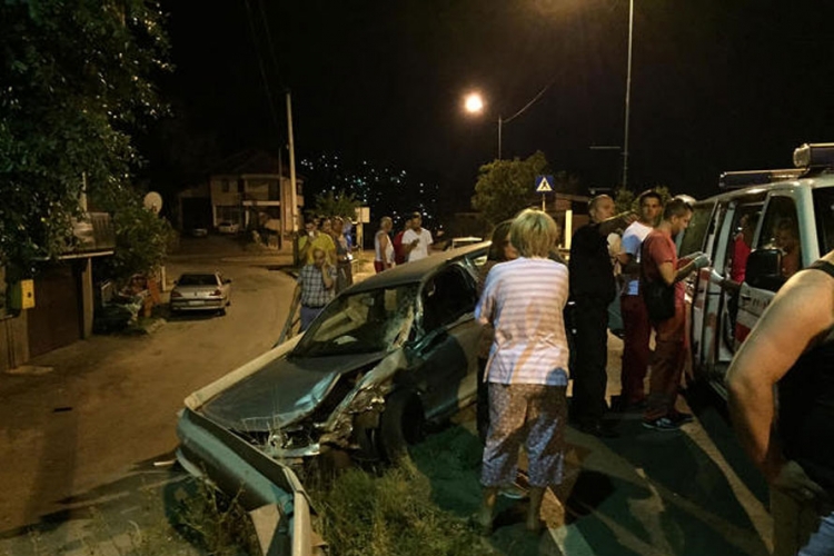 Kamion probio zaštitnu ogradu i sletio u provaliju