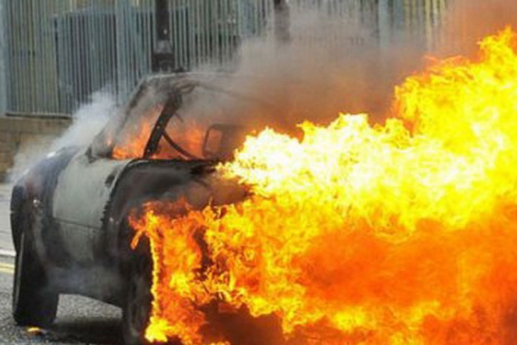 Zapaljena dva automobila u Prijedoru