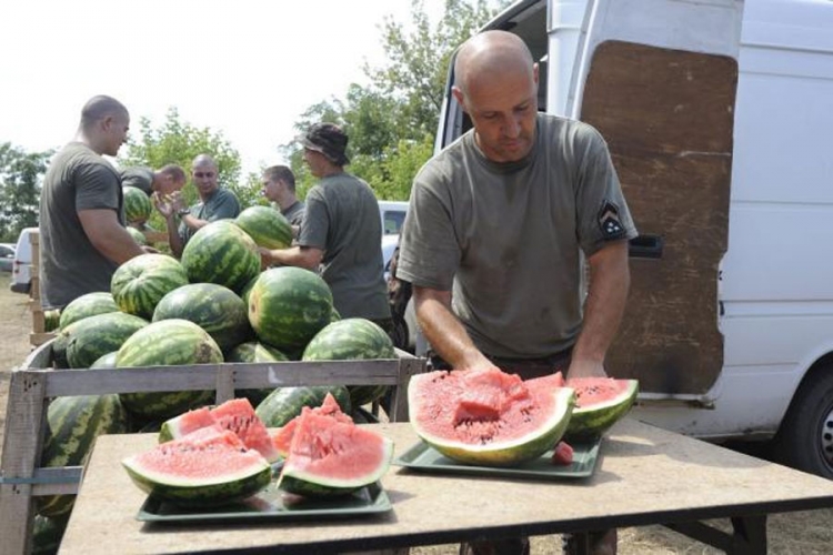 Poljoprivrednici lubenicama podržali ogradu