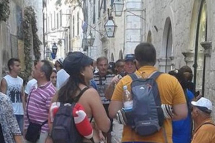 Turistkinja u tangama jako razljutila Dubrovčane (FOTO)