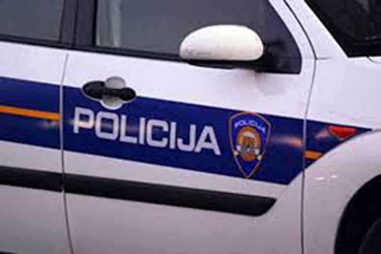 Ušao u suprotnu traku i zabio se u teretno vozilo, troje poginulih