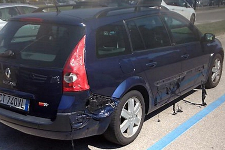 Toplotni udar: Turista snimio auto koji se topi na suncu? (FOTO)