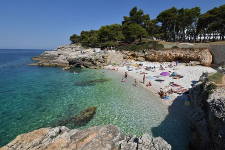 Nema "rezervacija": Ostavljene stvari na plaži kupe komunalci