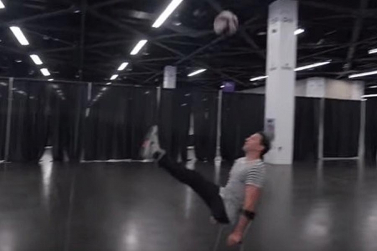 Magija loptom čovjeka sa jednom nogom (VIDEO)
