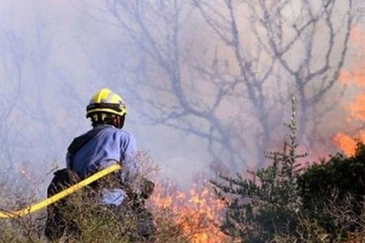 Na Prenju izgorjela koliba, opasnost od širenja požara ispod Cetine