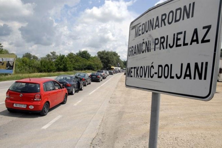 Na Graničnom prelazu Doljani čeka se oko sat vremena