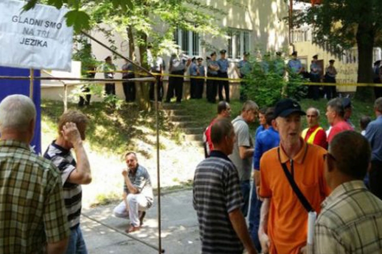 Sukob radnika Fabrike transportnih uređaja iz Tuzle sa policijom tokom protesta