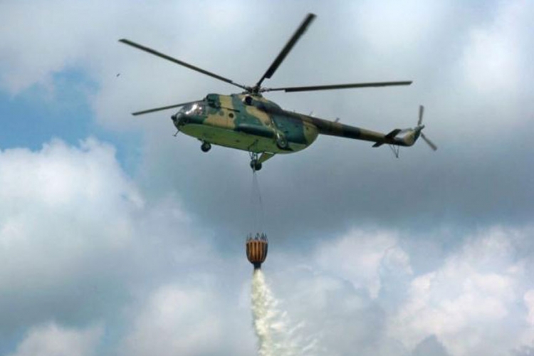 Vojni helikopter gasi požare na Prenju 