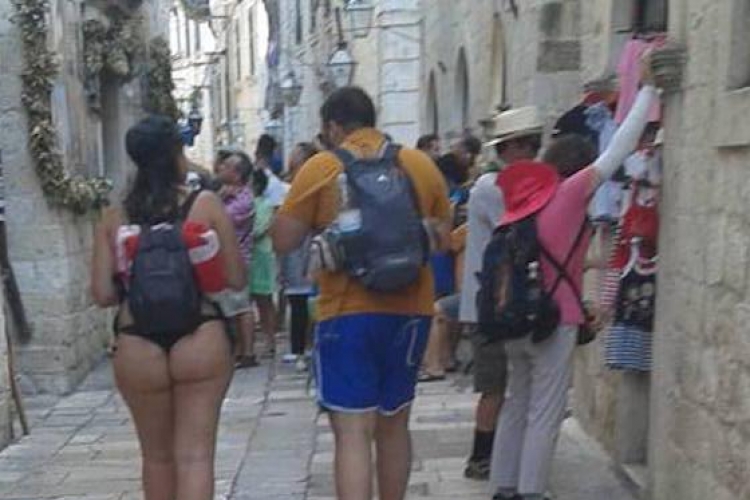 Zbog turistkinje u tangama Dubrovnik kreće u borbu protiv golotinje
