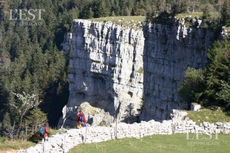 U podnožju litice otac ubio dvoje djece, pa sebe