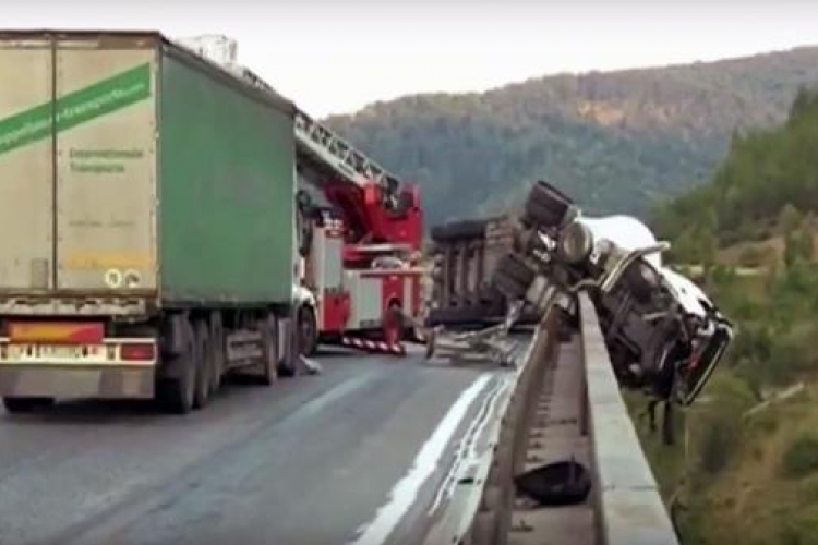 Kao na filmu: Kamion visio nad provalijom dubokom 130 metara (VIDEO)