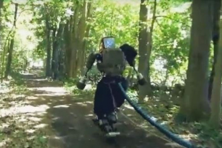 Pogledajte robota u šumi (VIDEO)