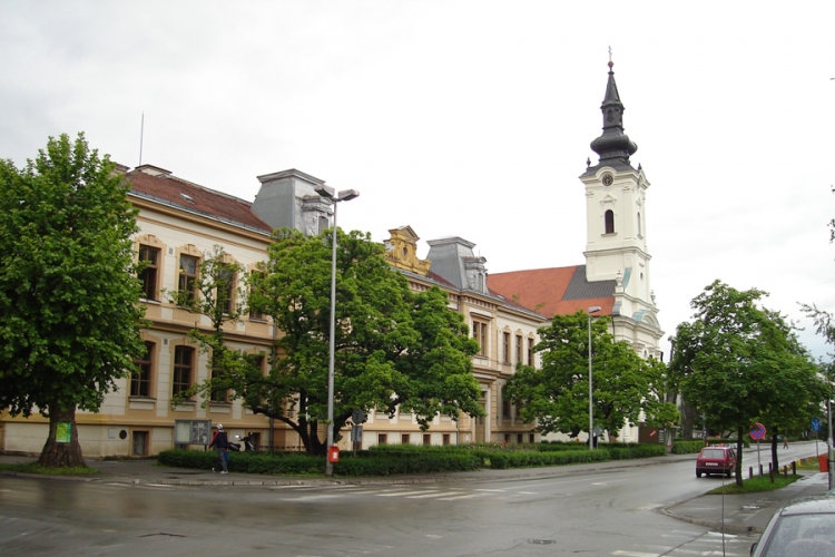 Srušeno spomen-obilježje u dvorištu srpske crkve u Novoj Gradišci