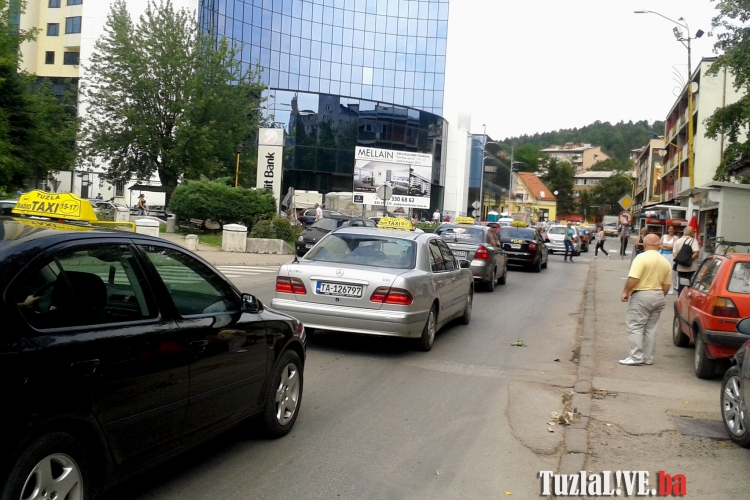 Taksisti u Tuzli protestvovali zbog ilegalnog prevoza