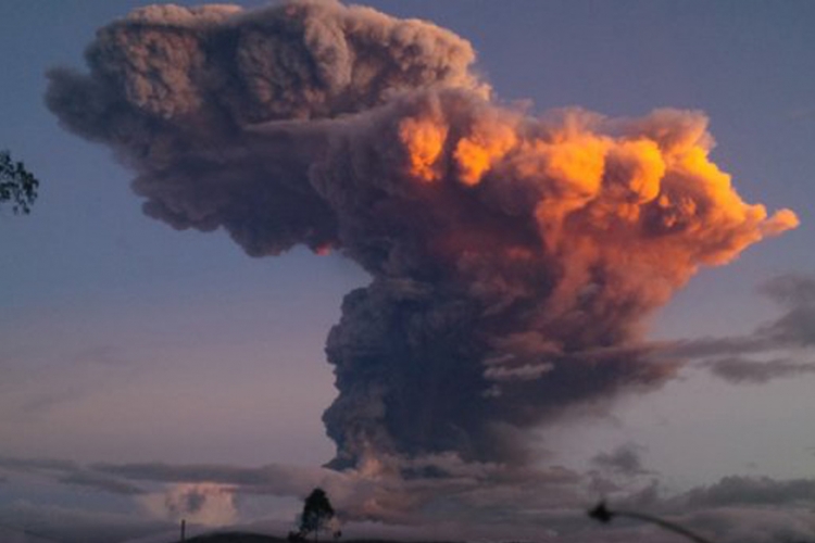  Zbog erupcije vulkana ugroženo 325.000 ljudi na Ekvadoru