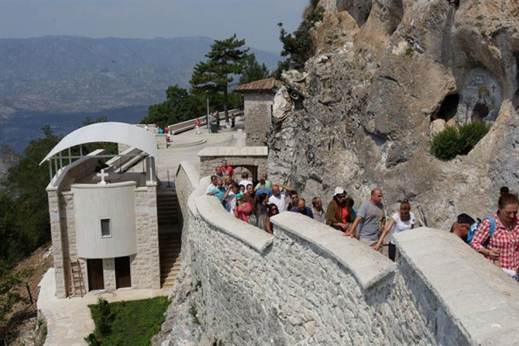 Manastir Ostrog: Mjesto na kojem se mole ljudi svih vjera (FOTO)