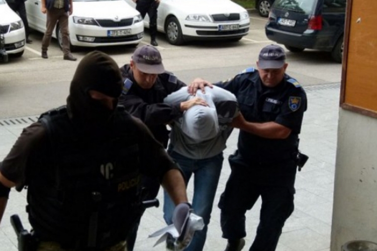 Uhapšeno 15 osoba u Visokom, tokom pretresa pronađeni brojni dokazi (FOTO)